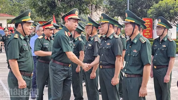 Thứ trưởng Bộ Quốc phòng thăm lực lượng vũ trang ở các xã biên giới tỉnh Thanh Hóa. (Ảnh: MAI LUẬN)