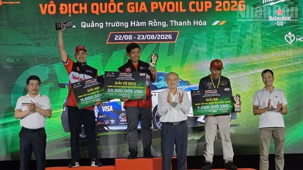 Ban tổ chức trao giải cho các vận động viên đoạt giải Nhất, Nhì, Ba nội dung đua ô-tô hạng cầu sau. (Ảnh: Mai Luận)