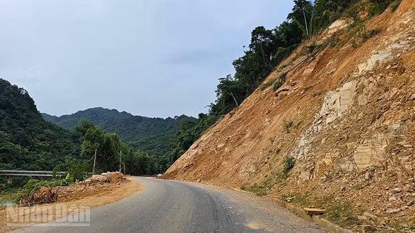 Ta-luy dương bên Quốc lộ 217 tiếp tục sạt lở ở xã Trung Hạ, tỉnh Thanh Hóa. (Ảnh: MAI LUẬN)