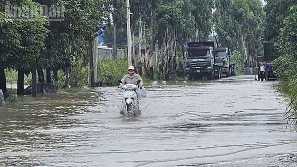 Nhiều điểm đường giao thông nông thôn ở Thanh Hóa còn ngập nước. (Ảnh: Mai Luận)