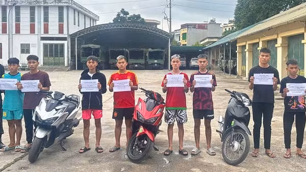 Nhóm thanh, thiếu niên liên quan hành vi gây rối trật tự công cộng. (Ảnh: Công an Thanh Hóa)