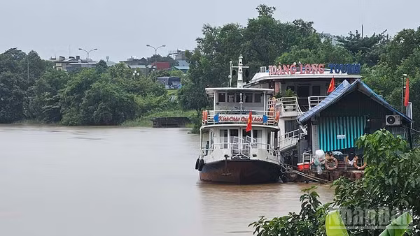 Tàu du lịch Hoàng Long neo đậu tại bến, thuộc khu vực phường Hàm Rồng. (Ảnh: Mai Luận)