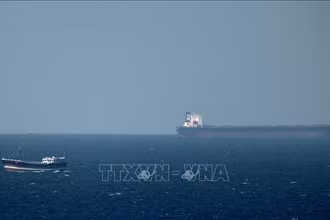 Tàu chở dầu tại Eo biển Hormuz ở ngoài khơi vùng biển Khasab (Oman). (Ảnh: TTXVN)