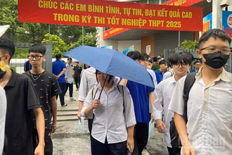 Thí sinh ra về sau khi hoàn thành Kỳ thi tốt nghiệp trung học phổ thông năm 2025.