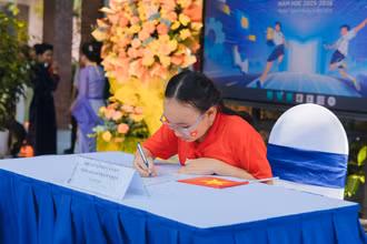 Học sinh ký cam kết "Công dân số trách nhiệm và tử tế" trong Lễ khai giảng năm học 2025-2026. Nhà trường mong muốn, qua cam kết này, gửi gắm thông điệp tới các học sinh: hãy biết ứng xử văn minh, tử tế và có trách nhiệm trên không gian mạng, cũng như trong trường học.