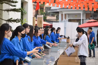 Các thí sinh kiểm tra tư trang trước khi bước vào phòng thi. (Ảnh: THẾ ĐẠI)