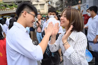 Thí sinh chia sẻ niềm vui với mẹ sau khi hoàn thành tốt bài thi Ngữ văn. (Ảnh: THẾ ĐẠI)
