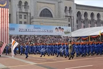 Diễu hành qua Lễ đài. (Ảnh: TTXVN)