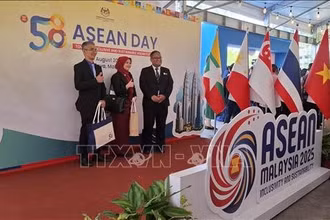 Các đại biểu dự Lễ kỷ niệm Ngày ASEAN 2025 chụp ảnh lưu niệm. (Ảnh: TTXVN)