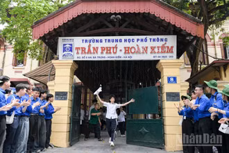 Thí sinh đầu tiên bước ra từ điểm thi Trường trung học phổ thông Trần Phú, Hoàn Kiếm, Hà Nội. (Ảnh: THẾ ĐẠI)