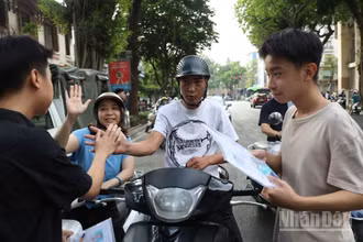 Phụ huynh động viên, đưa con tham dự Kỳ thi vào lớp 10. (Ảnh: THẾ ĐẠI)