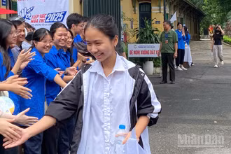 Thí sinh dự thi vào lớp 10 chuyên (Ảnh: THẾ ĐẠI)