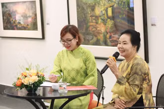 Họa sĩ Trần Thanh Thục chia sẻ về dòng tranh vải. (Ảnh: VNFAM)