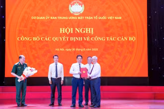 Đồng chí Đỗ Văn Chiến trao quyết định bổ nhiệm nhà báo Trương Thành Trung, giữ chức vụ Tổng Biên tập báo Đại đoàn kết theo mô hình mới của Mặt trận Tổ quốc Việt Nam. (Ảnh: QUANG VINH)
