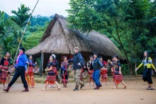 Du khách trải nghiệm du lịch cộng đồng ở làng Cheng Tông, Thôn 1, xã Trà Cang, huyện Nam Trà My.