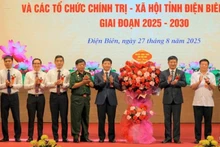 Các đồng chí lãnh đạo Tỉnh ủy, Hội đồng nhân dân, Ủy ban nhân dân tỉnh Điện Biên tặng hoa, chúc mừng hội nghị điển hình tiên tiến lần thứ nhất của Ủy ban Mặt trận Tổ quốc Việt Nam và các tổ chức đoàn thể tỉnh Điện Biên.