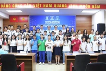 Học sinh tham gia lớp bồi dưỡng AI chụp ảnh lưu niệm cùng các đại biểu.