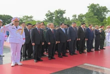 Các đồng chí lãnh đạo, nguyên lãnh đạo Đảng, Nhà nước vào Lăng viếng Chủ tịch Hồ Chí Minh. (Ảnh THẾ ĐẠI)
