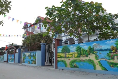Con đường bích họa xanh sạch đẹp tại nông thôn Thủ đô Hà Nội. (Ảnh: THIỆN TÂM)