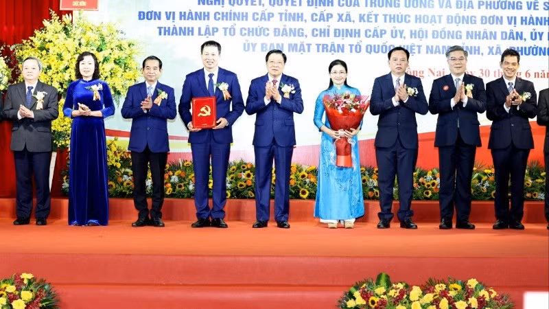 Đồng chí Phan Đình Trạc trao quyết định thành lập Đảng bộ tỉnh Đồng Nai.