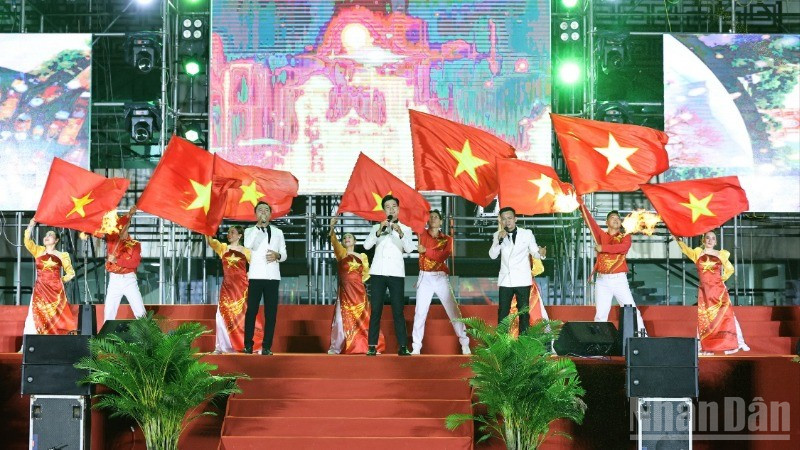 Các tác phẩm được biểu diễn tại chương trình ca ngợi tinh thần đoàn kết, tình yêu quê hương đất nước.