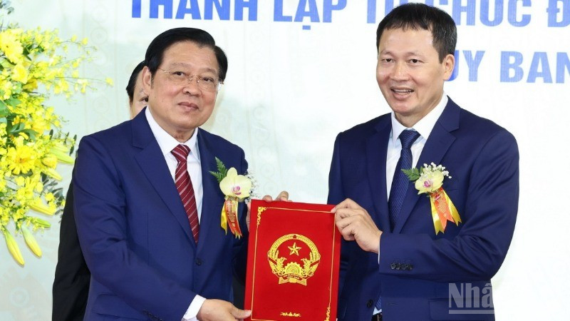 Đồng chí Phan Đình Trạc, Ủy viên Bộ Chính trị, Bí thư Trung ương Đảng, Trưởng Ban Nội chính Trung ương trao quyết định cho đồng chí Vũ Hồng Văn, Bí thư Tỉnh ủy, Trưởng Đoàn đại biểu Quốc hội tỉnh Đồng Nai.