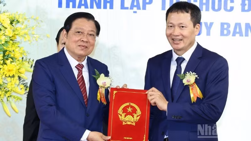 Đồng chí Phan Đình Trạc, Ủy viên Bộ Chính trị, Bí thư Trung ương Đảng, Trưởng Ban Nội chính Trung ương trao quyết định cho đồng chí Vũ Hồng Văn, Bí thư Tỉnh ủy, Trưởng Đoàn đại biểu Quốc hội tỉnh Đồng Nai.