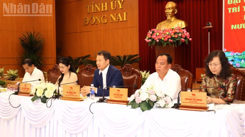 Các đồng chí trong tập thể Thường trực Tỉnh ủy Đồng Nai chủ trì buổi gặp mặt.