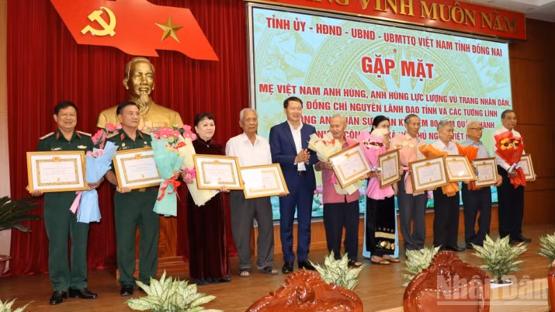 Bí thư Tỉnh ủy Đồng Nai Vũ Hồng Văn và Phó Bí thư Thường trực Tỉnh ủy Tôn Ngọc Hạnh tặng Huy hiệu 60 năm tuổi Đảng và tặng hoa chúc mừng các đảng viên.