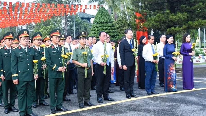 Các đồng chí lãnh đạo tỉnh Đồng Nai và đại biểu viếng Nghĩa trang liệt sĩ nhân kỷ niệm 80 năm Cách mạng Tháng Tám và Quốc khánh 2/9.