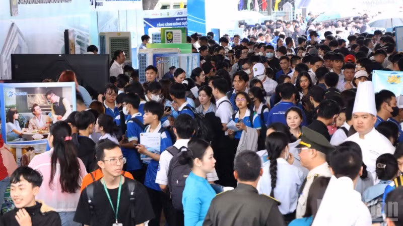 Ngày hội việc làm sân bay Long Thành thu hút khoảng 10 nghìn người tham gia.