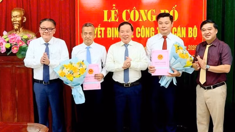 Các đồng chí trong Thường trực Ủy ban nhân dân tỉnh Đồng Nai trao quyết định, tặng hoa chúc mừng đồng chí Nguyễn Minh Hoàng (thứ hai từ trái qua) và đồng chí Nguyễn Cao Tài (thứ hai từ phải qua).