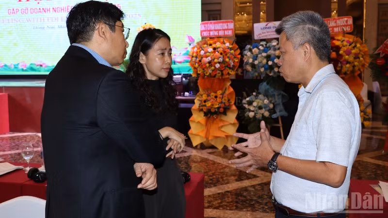 Trưởng Thuế tỉnh Đồng Nai Nguyễn Toàn Thắng (bên phải) trao đổi với doanh nghiệp liên quan đến chính sách thuế.