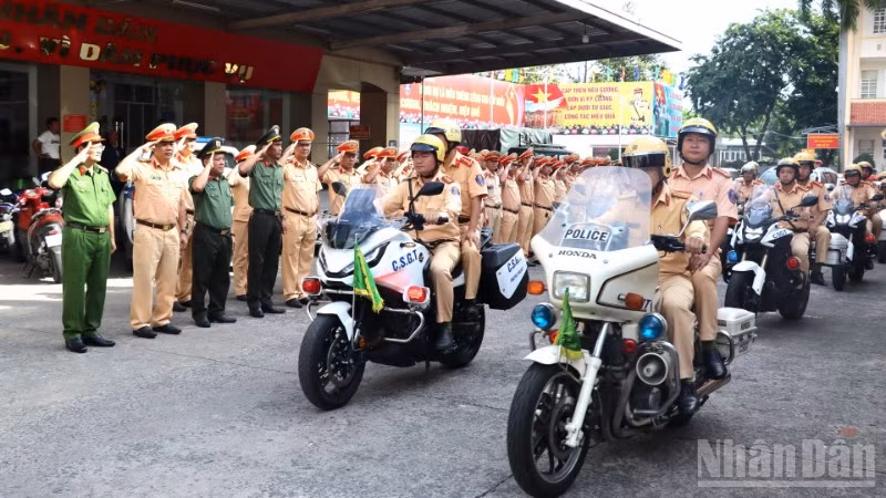 Lực lượng Công an tỉnh Đồng Nai ra quân thực hiện cao điểm bảo đảm trật tự an toàn giao thông.