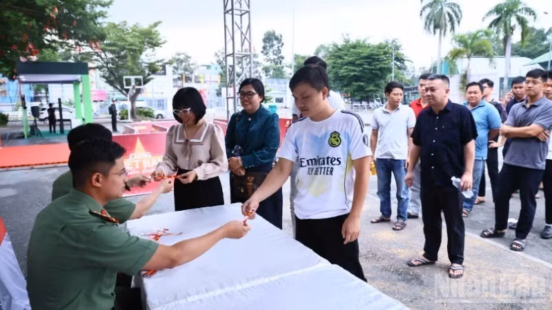 Các bạn trẻ đến nhận vòng đeo tay của hoạt động đi bộ "Cùng Việt Nam tiến bước" vào chiều 15/8 tại Trung tâm Huấn luyện và Thi đấu thể dục thể thao Đồng Nai.