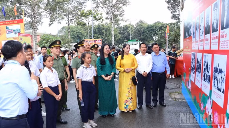 Các đại biểu tham quan triển lãm.