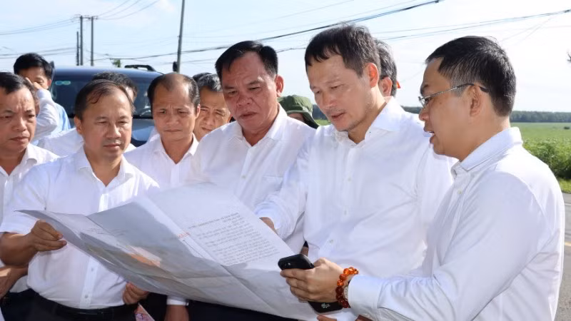 Đoàn khảo sát khu vực quy hoạch đô thị sân bay Long Thành.