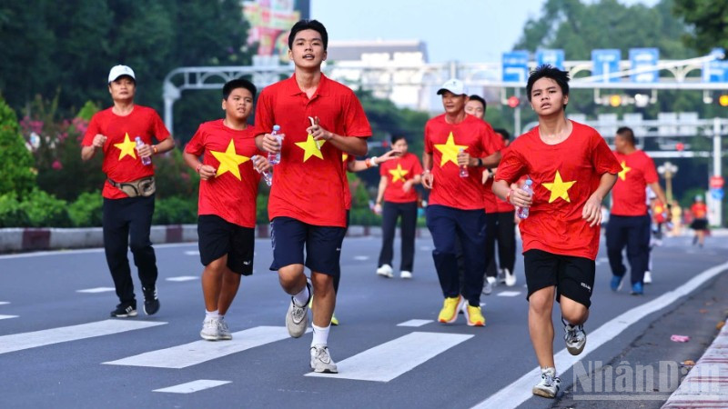 Các bạn trẻ tham gia hoạt động "Cùng Việt Nam tiến bước" trên đường Nguyễn Ái Quốc, phường Tân Triều, tỉnh Đồng Nai.