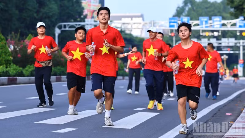 Các bạn trẻ tham gia hoạt động "Cùng Việt Nam tiến bước" trên đường Nguyễn Ái Quốc, phường Tân Triều, tỉnh Đồng Nai.