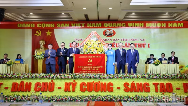 Phó Bí thư Thường trực Tỉnh ủy Đồng Nai Tôn Ngọc Hạnh tặng bức trướng của Ban Chấp hành Đảng bộ tỉnh tặng đại hội.