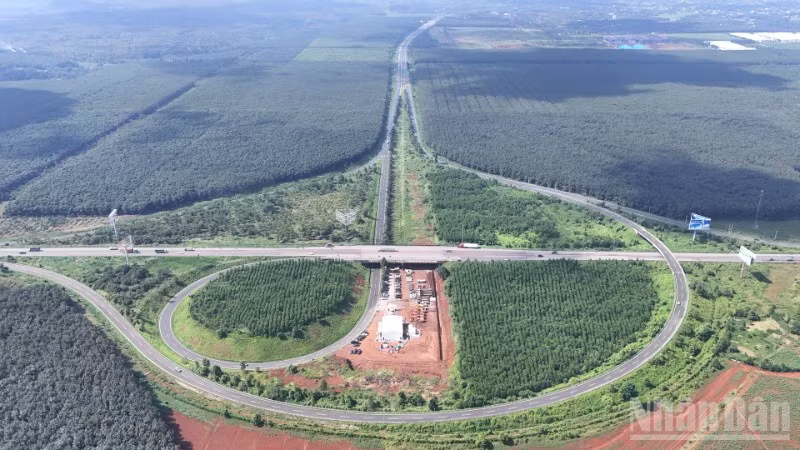 Nút giao cao tốc Thành phố Hồ Chí Minh-Long Thành-Dầu Giây nối với cao tốc Dầu Giây-Tân Phú.