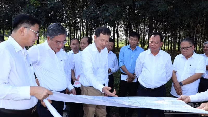 Lãnh đạo tỉnh Đồng Nai khảo sát khu vực quy hoạch đô thị sân bay Long Thành, Khu thương mại tự do. 