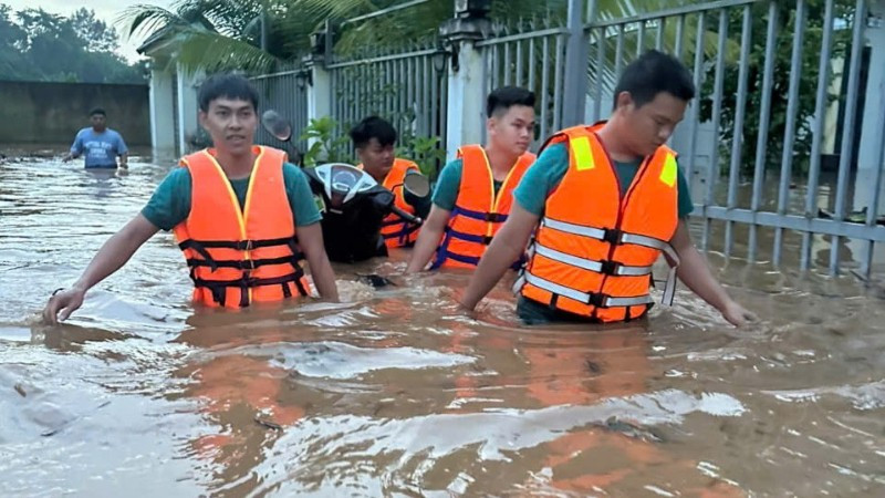 Lực lượng Ban Chỉ huy Phòng thủ Khu vực 1-Long Thành hỗ trợ người dân ấp An Bình, xã Bình An khắc phục hậu quả mưa lớn gây ngập sâu.