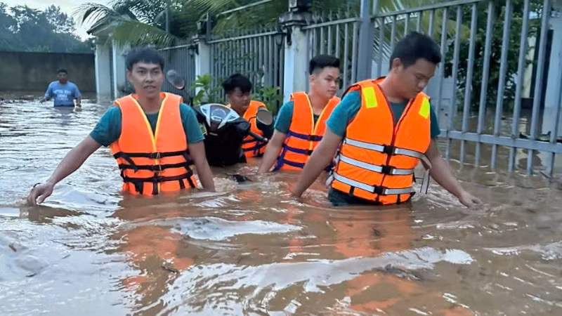 Lực lượng Ban Chỉ huy Phòng thủ Khu vực 1-Long Thành hỗ trợ người dân ấp An Bình, xã Bình An khắc phục hậu quả mưa lớn gây ngập sâu.