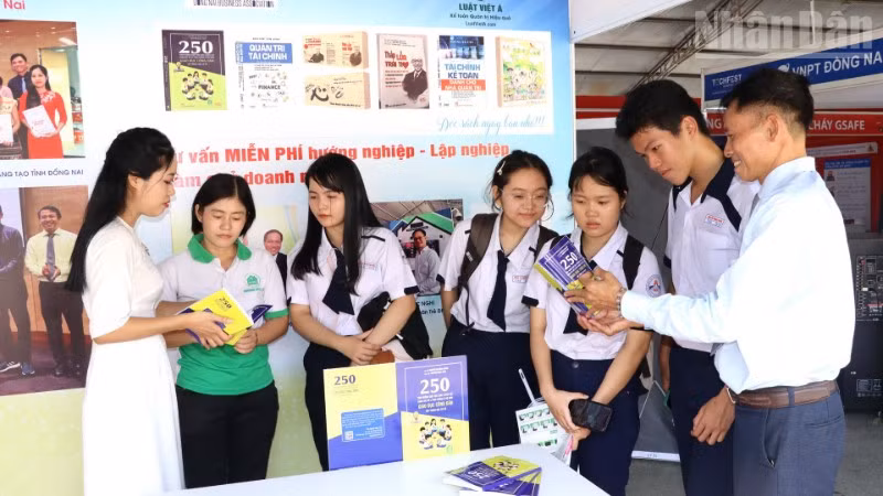 Học sinh tham khảo sản phẩm 250 tình huống giúp học sinh luyện tập dạng bài xử lý tình huống ở bộ môn Giáo dục công dân cấp Trung học cơ sở.