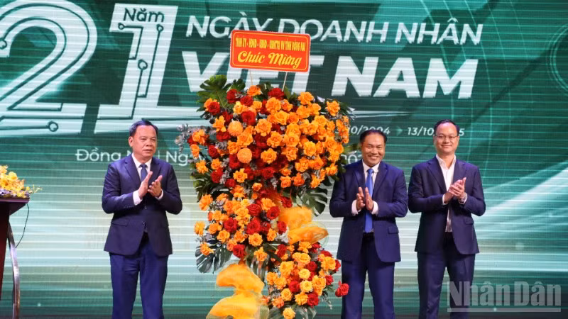 Phó Bí thư Tỉnh ủy, Chủ tịch Ủy ban nhân dân tỉnh Đồng Nai Võ Tấn Đức tặng lẵng hoa chúc mừng nhân Ngày Doanh nhân Việt Nam.