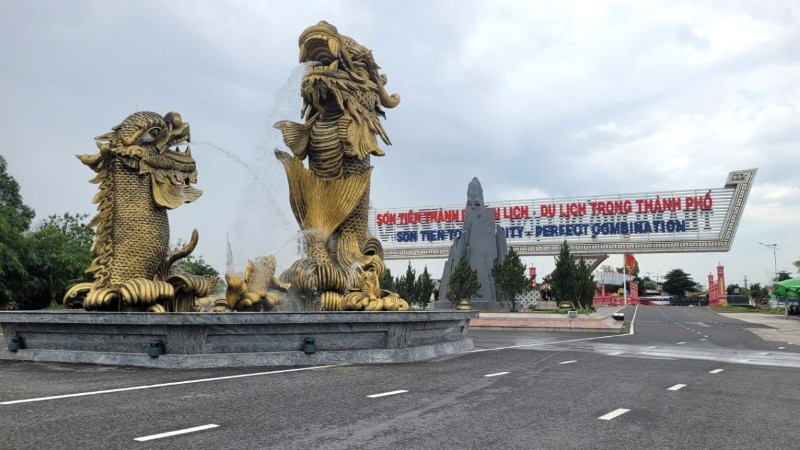 Đường bên trong Khu du lịch Sơn Tiên, thành phố Biên Hòa, tỉnh Đồng Nai.