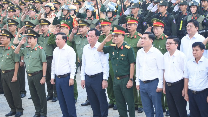 Lãnh đạo tỉnh Đồng Nai và các đại biểu tham dự buổi lễ.