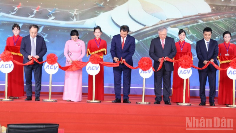 Phó Thủ tướng Thường trực Chính phủ Nguyễn Hòa Bình cùng Bí thư Tỉnh ủy Đồng Nai Vũ Hồng Văn và các đại biểu thực hiện nghi thức cắt băng khánh thành các công trình sân bay Long Thành.