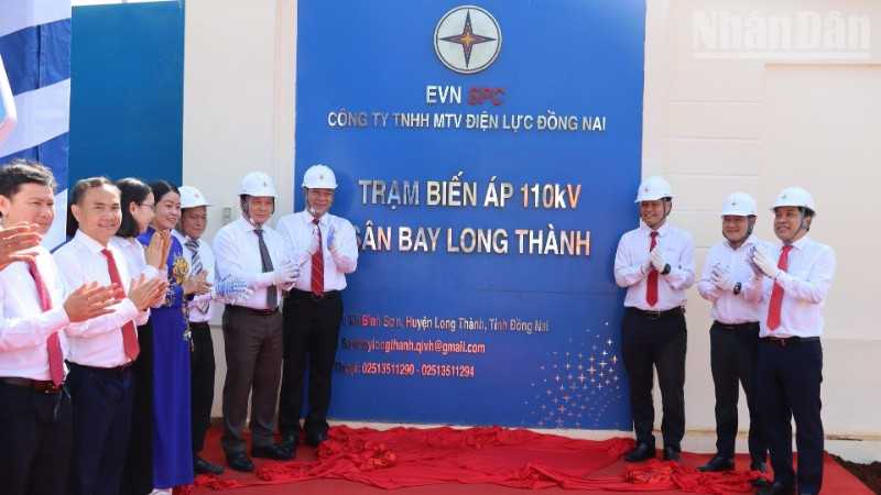 Các đại biểu thực hiện nghi thức khánh thành Trạm biến áp 110kV sân bay Long Thành và đường dây đấu nối.